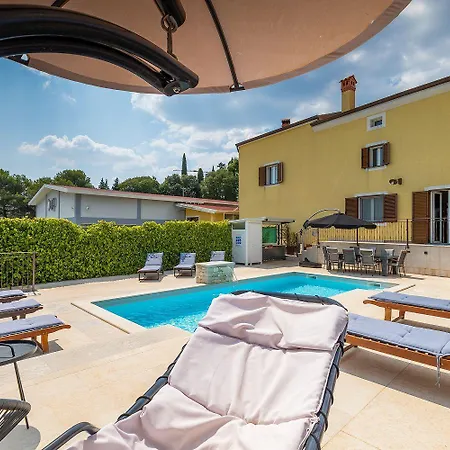 Schoene Bei Rovinj Mit Privatem Pool 度假居