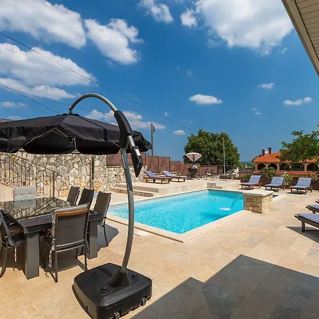 Schoene Bei Rovinj Mit Privatem Pool 罗维尼村